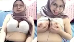 Jilbab Cantik Pakai Kacamata Show Toge