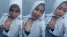 Abg Hijab SM4 Pamer Nenen Di Toilet Sekolah Video by Kompoz